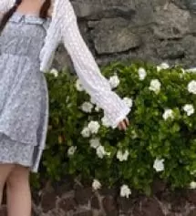 가슴 부분이 들뜨지 않고 딱 맞아요! 샤랄라하고 예쁜 옷이에요!