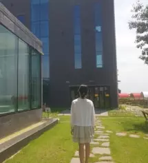 옷이 넘 이뻐요~~화사하고 사진도 이쁘게 잘나오구요~~~흰가디건이랑 아주 딱이네요~~ 