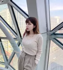 라운드넥을 주로 입는데,
