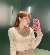 라운드넥을 주로 입는데,
