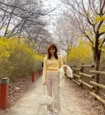 일단 U넥이라 여성스러운 느낌이 들어서 자켓이나 슬랙스 치마에 잘 어울릴 것 같아요.