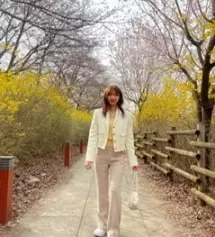일단 U넥이라 여성스러운 느낌이 들어서 자켓이나 슬랙스 치마에 잘 어울릴 것 같아요.