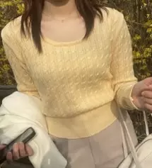 일단 U넥이라 여성스러운 느낌이 들어서 자켓이나 슬랙스 치마에 잘 어울릴 것 같아요.