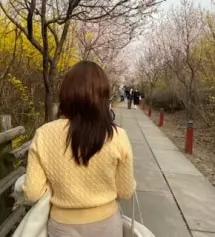 일단 U넥이라 여성스러운 느낌이 들어서 자켓이나 슬랙스 치마에 잘 어울릴 것 같아요.