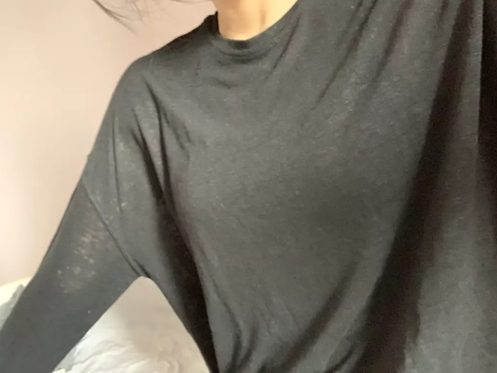 카키사고 마음에 들어서 블랙도 샀어요. 같은 제품인데 블랙은 목둘래가 조금 작게 나온