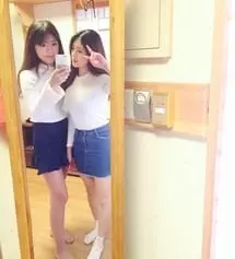 흰니트가 청바지랑입어도 청치마랑입어도
