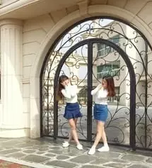 흰니트가 청바지랑입어도 청치마랑입어도

