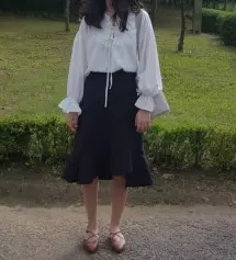 뒤에 고무줄로 되어있어서 편해여 
