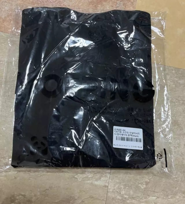 기본 검정티인데 찰리레터링이라 포인트되고 좋은거 같아요! 무난하게 입기 좋아요~
