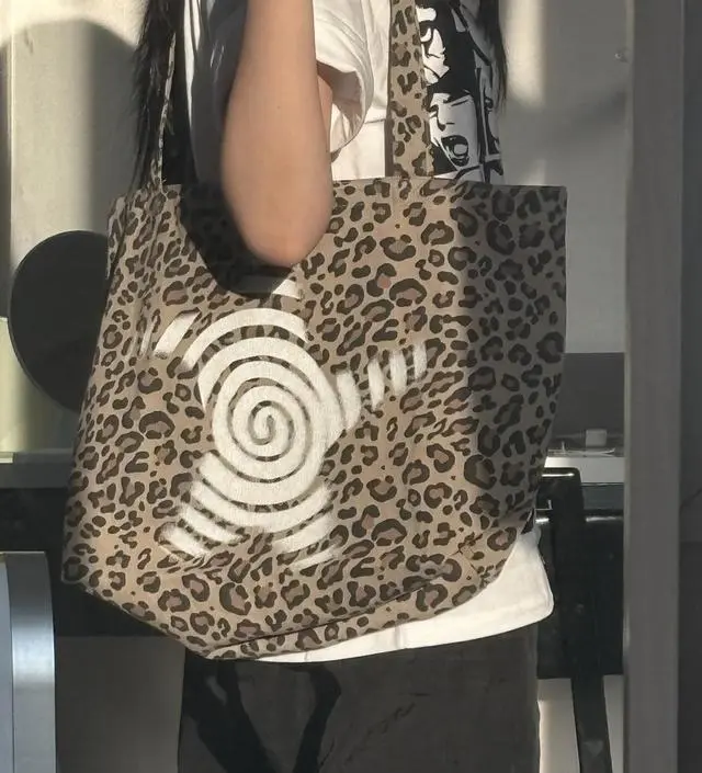 【WEBHOUSE】TWISTER STAR TOTEBAG LEOPARD ★韓国人気★ 追跡付 WEBHOUSE Twister Star Tote Bag - Leopard | International Store